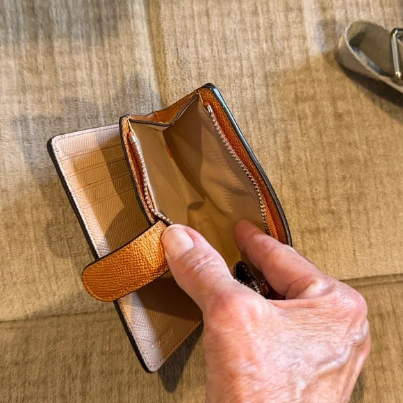 Coach Tangerine Textured Wallet like new, zippercompartment credit card ID area - Picture 4 of 8